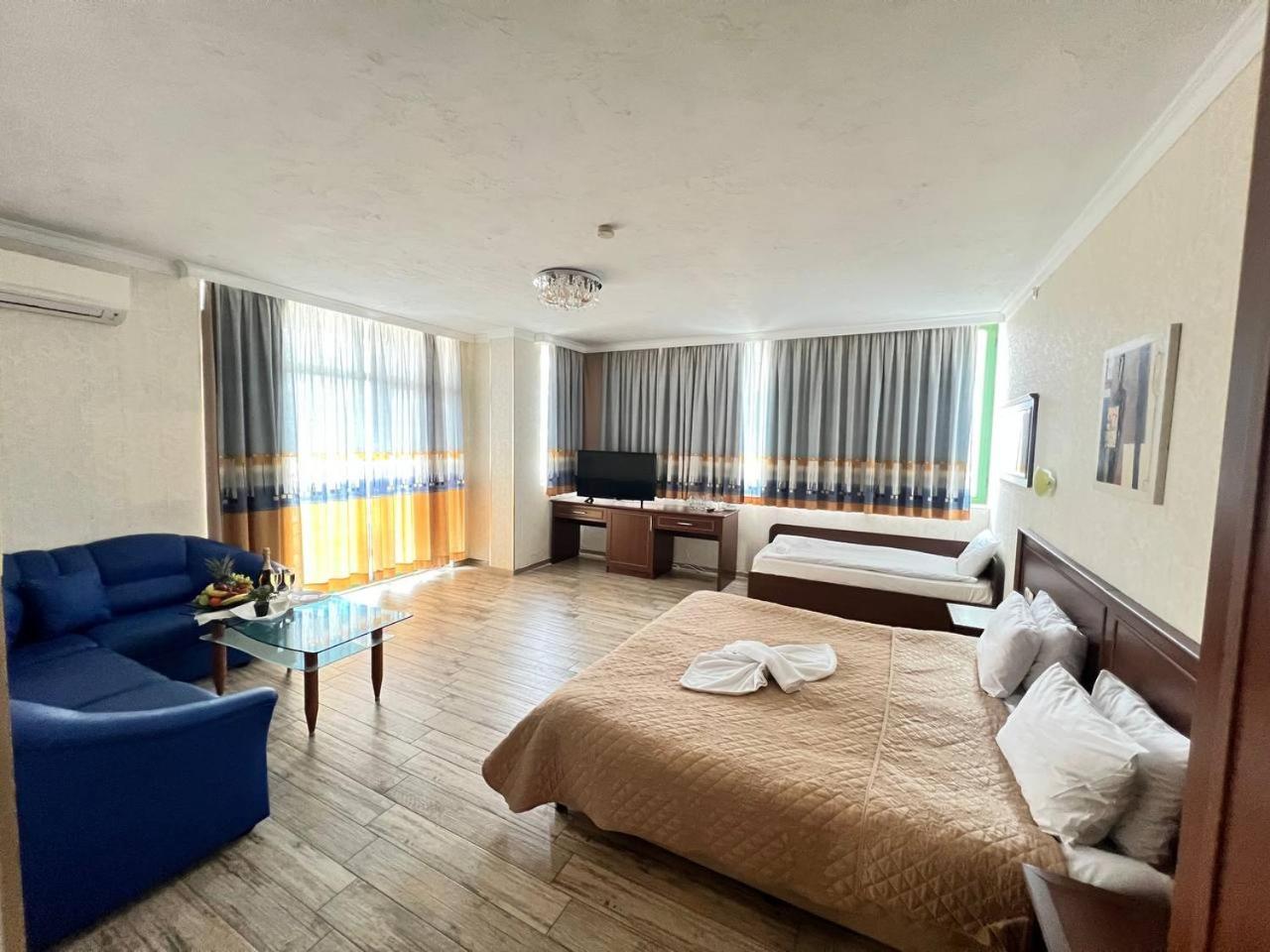 Family Hotel Gallery Pantai Sunny Bagian luar foto